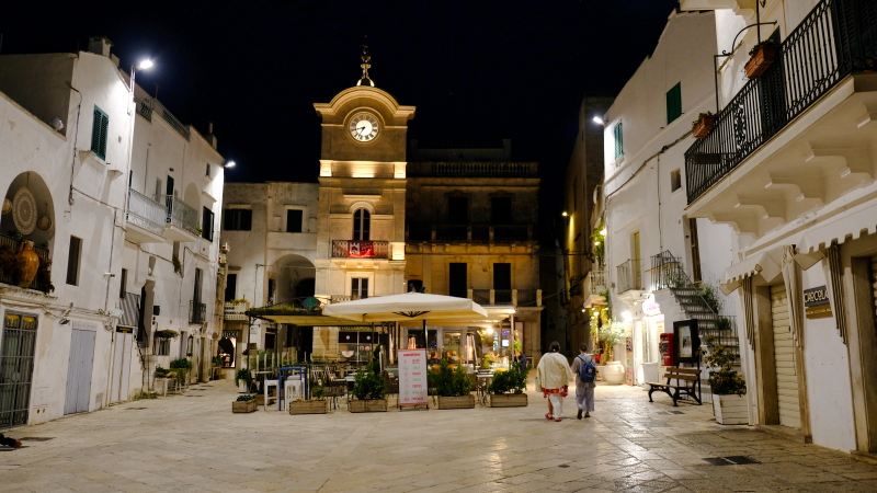 2025_05_06_183848_apulien-2025.jpg - Abends in romantischen Cisternino