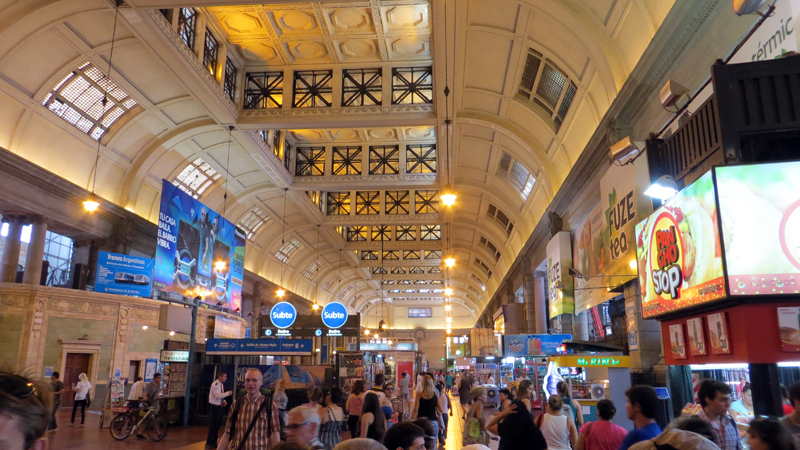 2015-02-06_15-09-59_argentinien-2015.jpg - Bahnhof BA-Retiro, hier steigen wir vom Vorortzug in die Metro um