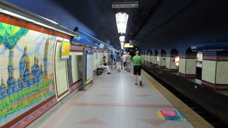 2015-02-06_15-19-35_argentinien-2015.jpg - Metro Bahnsteig - Bahnhof Retiro