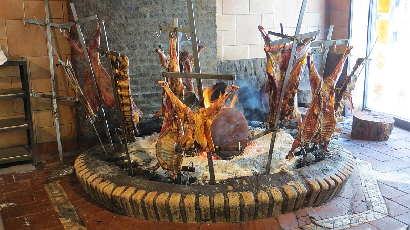 2015-02-06_17-54-22_argentinien-2015.jpg - Steakhouse "Asador La Estancia" - hier brutzelt unser Abendessen