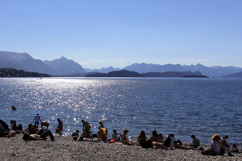 2015-02-13_17-31-55_argentinien-2015.jpg - Steiniger Strand von Bariloche am Huapisee