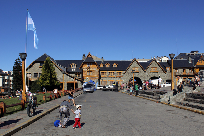 2015-02-13_17-44-07_argentinien-2015.jpg - Zentraler Platz von Bariloche am Centro Civico