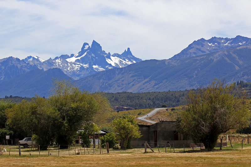 2015-02-14_14-48-24_argentinien-2015.jpg - Fahrt von El Bolson nach Esquel - Cerro Tres Picos Massiv