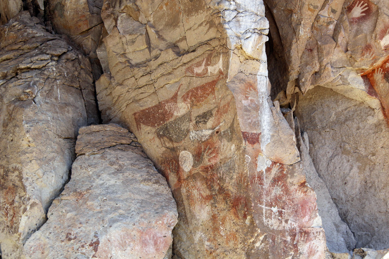 2015-02-16_15-35-02_argentinien-2015.jpg - Ca. 9000 Jahre alte Felszeichungen in der Cueva de las Manos (UNESCO-Welterbe)