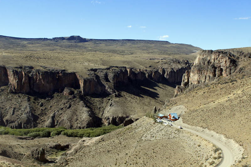 2015-02-16_16-52-04_argentinien-2015.jpg - Blick ins Tal des Rio Pimturas und zur Besucherstation der Cueva 