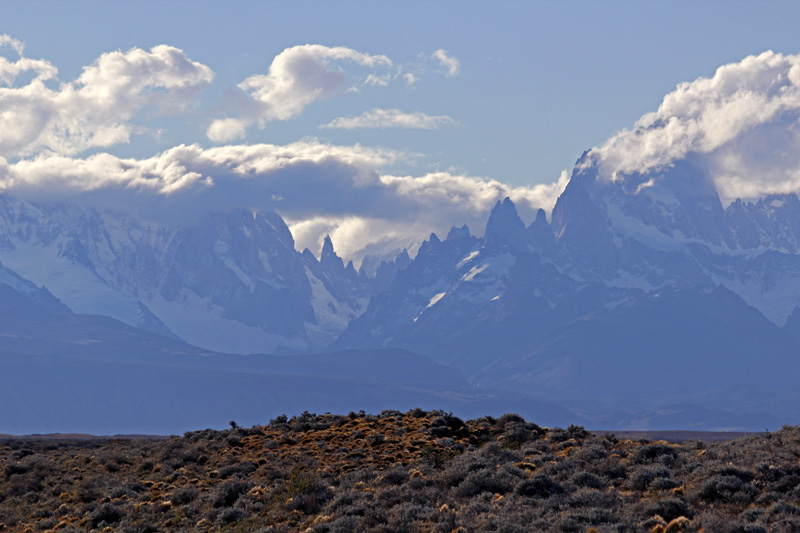 2015-02-17_19-08-09_argentinien-2015.jpg - Erster Blcik auf die imposante Bergwelt rund um den (leicht verhllten) Fitz Roy