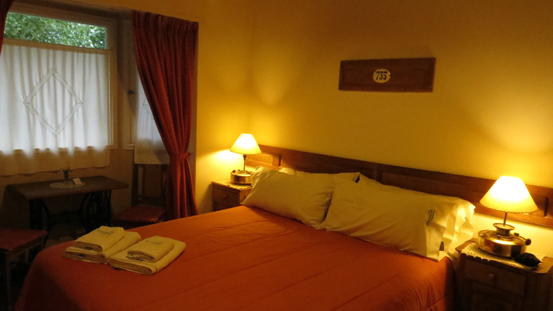2015-02-20_19-49-42_argentinien-2015.jpg - Unser gemtliches Zimmer am heutigen Etappenziel - Hotel "Cauquenes de Nimez" in El Calafate