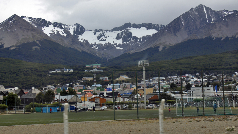 2015-02-22_14-10-29_argentinien-2015.jpg - Erster Blcik auf die Stadt Ushuaia und die schneebedeckten Gipfel des Feuerlands 