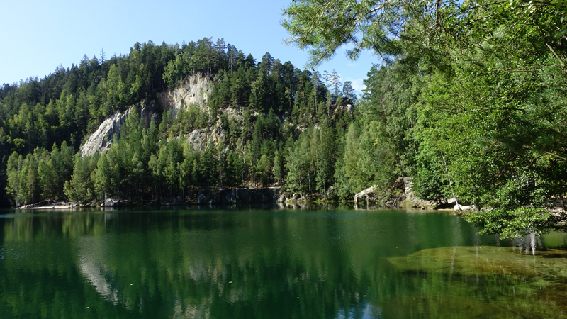 20200907_112500_malafatra_broumovsko_2020.jpg - Der See Pskovna am Eingang zur Aderspacher Felsenstadt                               