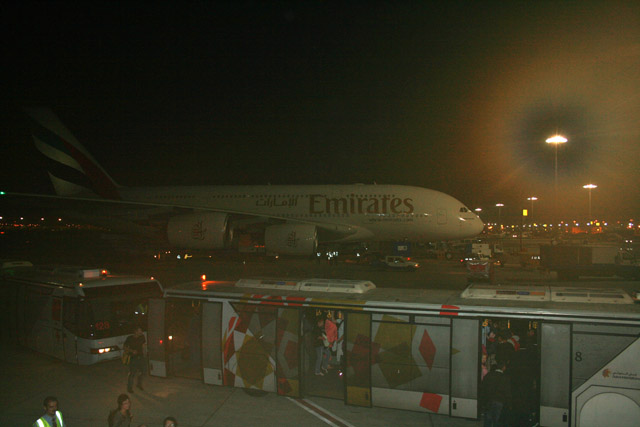 2008-09-27_21-34-08.jpg - Zwischenlandung in Dubai - hinten ein A380