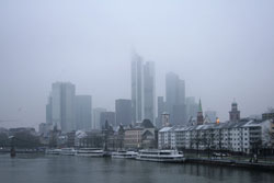 Frankfurt im kalten Winternebel