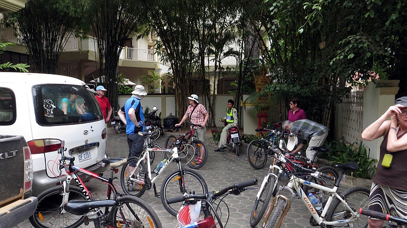 5-angkor-wat-12.jpg - Wer f�hrt gern Fahrrad bei br�tender Hitze? Nat�rlich nur unsere Gruppe!