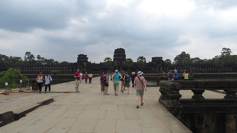 5-angkor-wat-13.jpg - Eingang zu den Tempelanlagen von Angkor Wat
