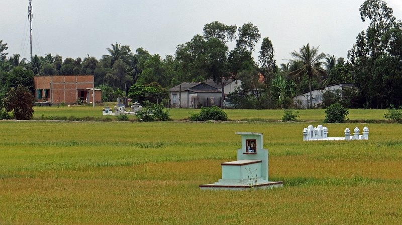 6-mekong-01.jpg - Gr�ber in den Reisfeldern