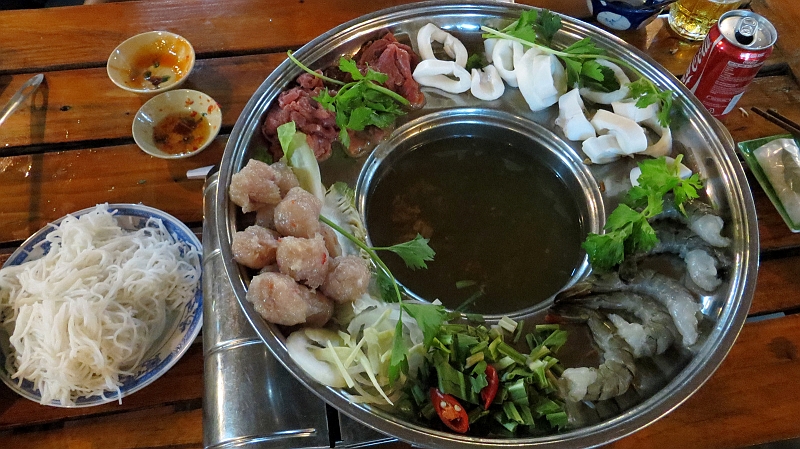6-mekong-07.jpg - Nudelsuppe nach Art des Hauses - am Tisch zubereitet