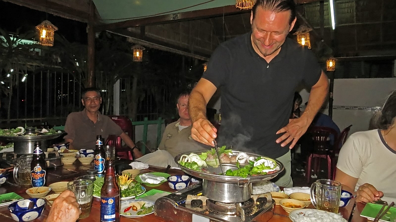6-mekong-08.jpg - Unser Reiseleiter erl�utert die Zubereitung der K�stlichkeit