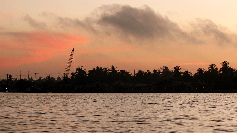 6-mekong-09.jpg - Fahrt vor Sonnenaufgang auf dem Mekong zu den schwimmenden G�rten