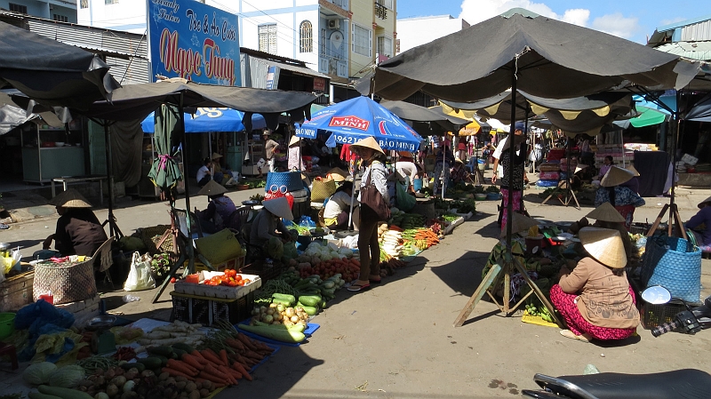 6-mekong-20.jpg - Auf einem sehr exotischen Markt